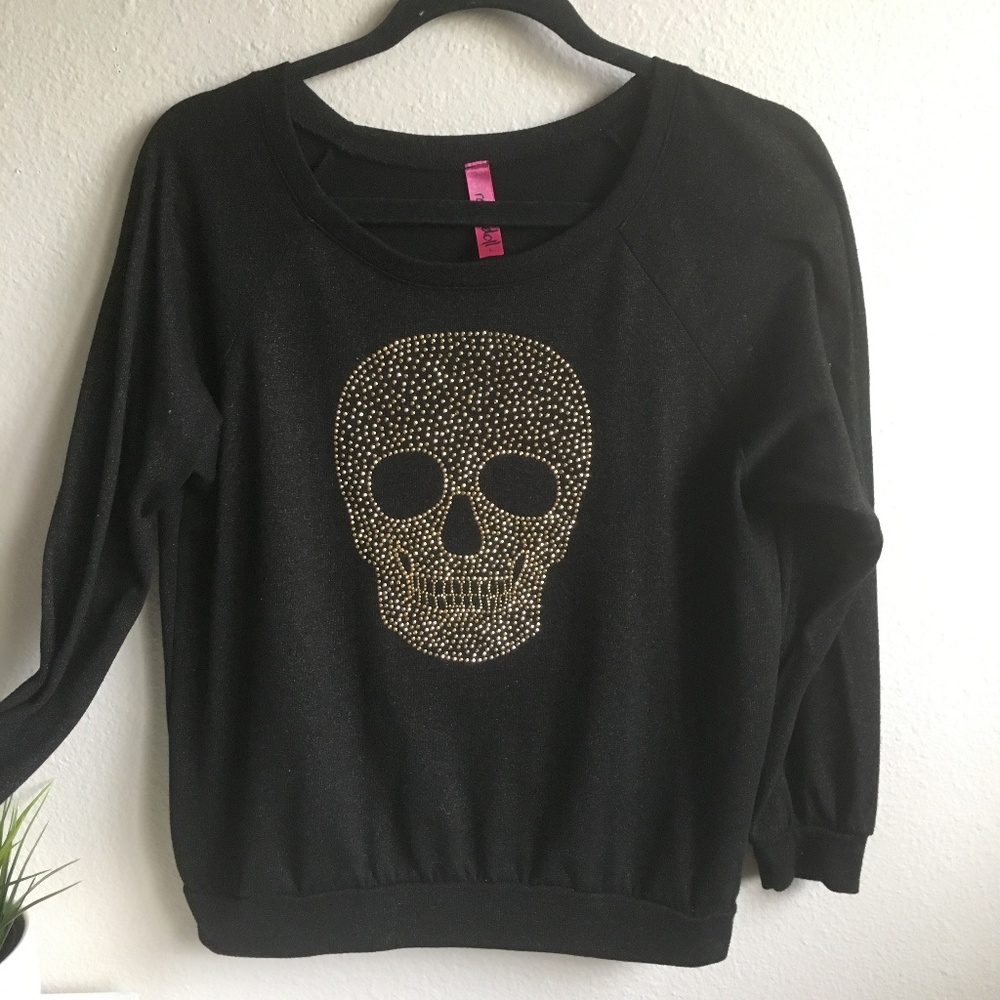 🏈 3/$15 BLACK GOLD SKULL PULL OVER SWEATER #124